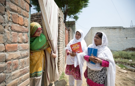 Des Rotariennes du RC Islamabad (Métropolitain) informent des familles de Nowshera (Pakistan) sur la polio. Image : rotary.org