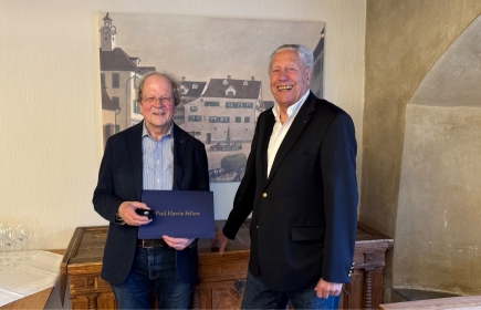 Les rotariens Christoph Althaus (à gauche) et Ruedi Leuppi (à droite) sont unis par leur engagement